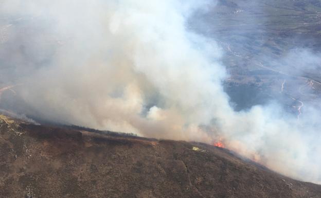 Galería. Imágenes del incendio en el Pico Muela.