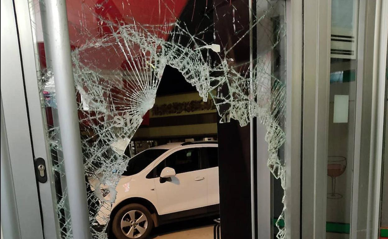 Cristalera rota del bar El Polígono de Medina del Campo tras el asalto.