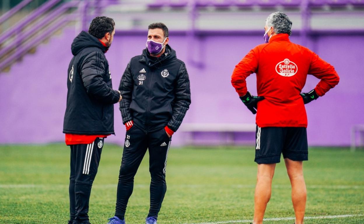 El técnico del Real Valladolid, Sergio González, Diego Ribera (segundo entrenador) y José Manuel Santisteban (preparador de porteros) en una sesión anterior.