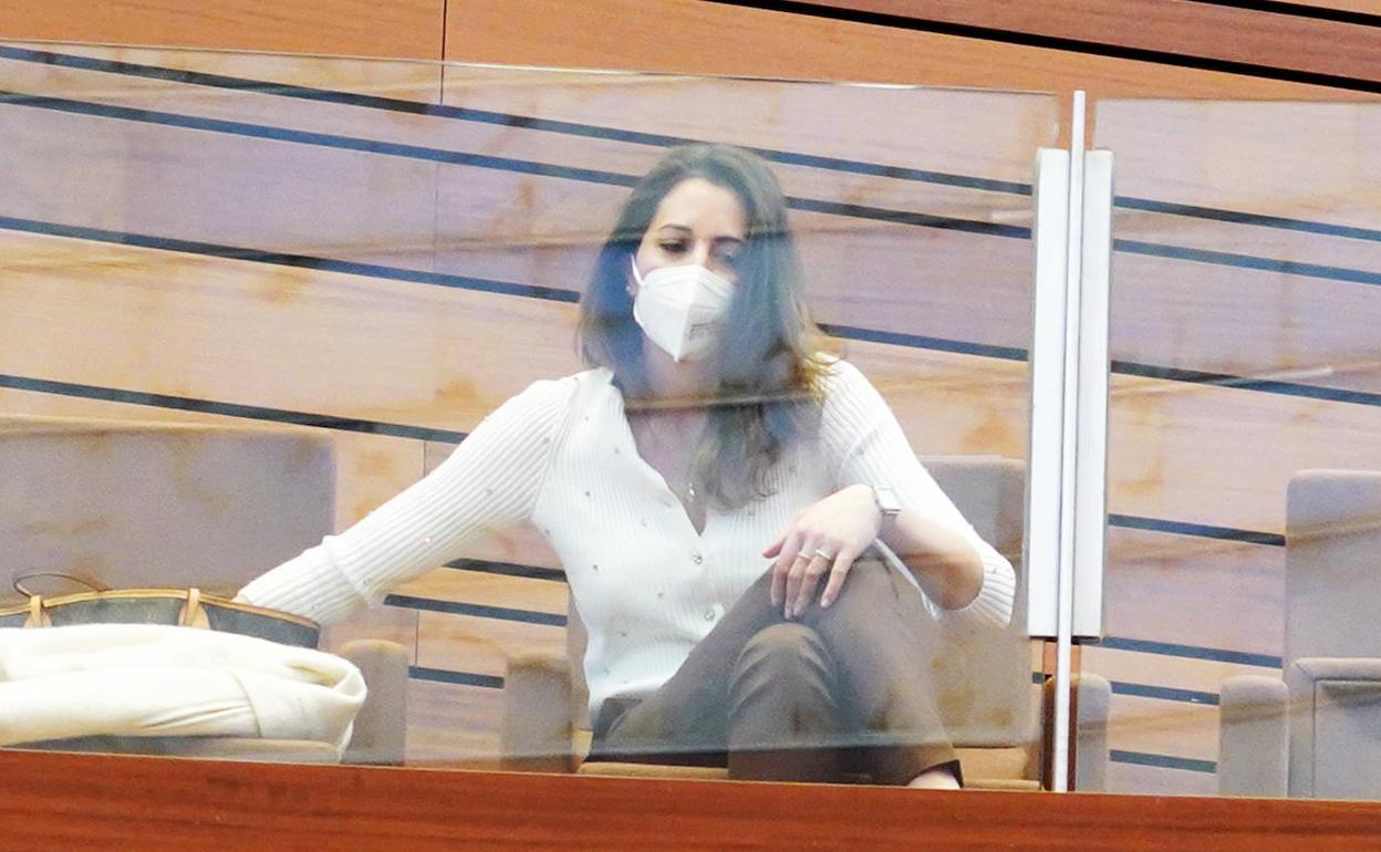 La procuradora salmantina , en el debate del pleno de la moción.