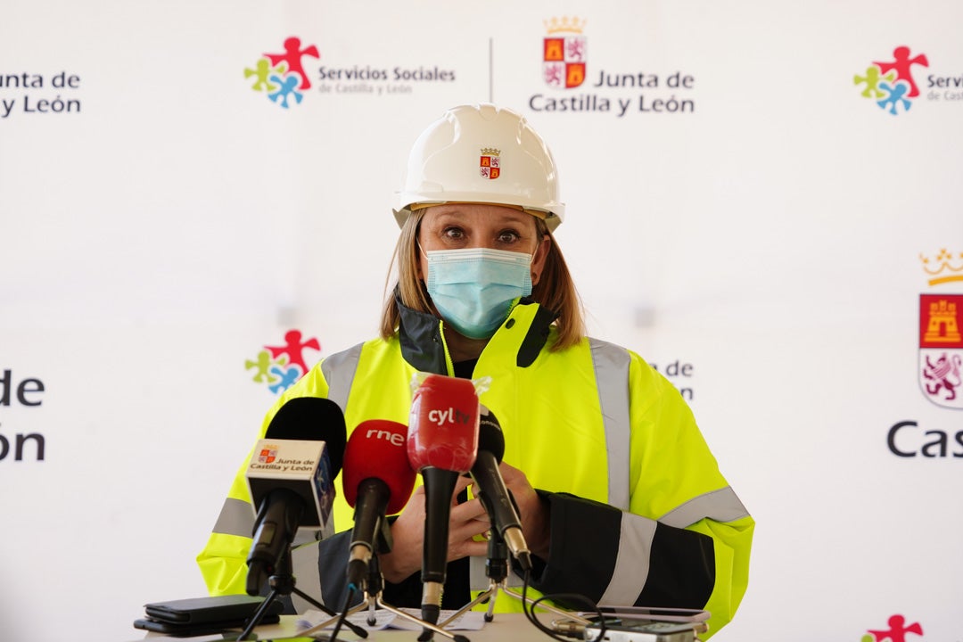 Isabel Blanco durante su visita a las obras de la nueva residencia de Puente Ladrillo en Salamanca