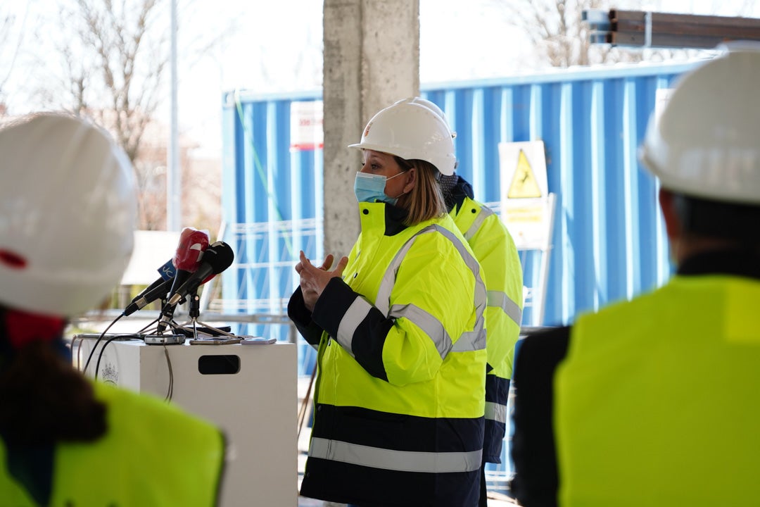 Isabel Blanco durante su visita a las obras de la nueva residencia de Puente Ladrillo en Salamanca