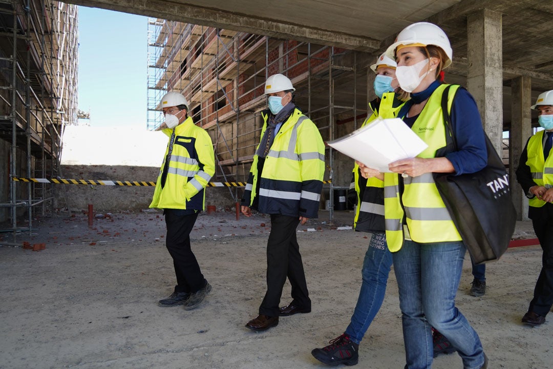 Isabel Blanco durante su visita a las obras de la nueva residencia de Puente Ladrillo en Salamanca