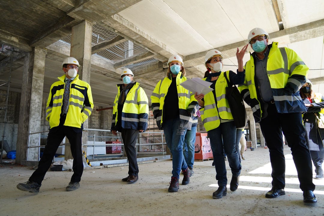 Isabel Blanco durante su visita a las obras de la nueva residencia de Puente Ladrillo en Salamanca