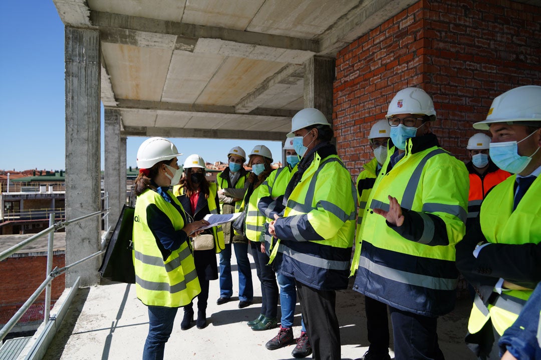 Isabel Blanco durante su visita a las obras de la nueva residencia de Puente Ladrillo en Salamanca