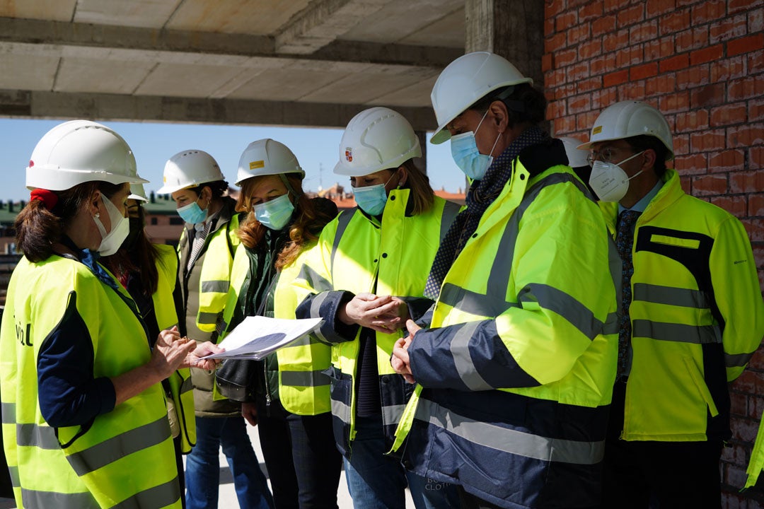 Isabel Blanco durante su visita a las obras de la nueva residencia de Puente Ladrillo en Salamanca