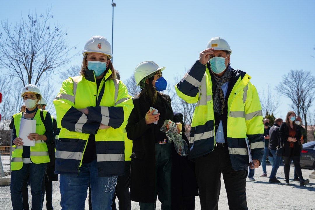 Isabel Blanco durante su visita a las obras de la nueva residencia de Puente Ladrillo en Salamanca