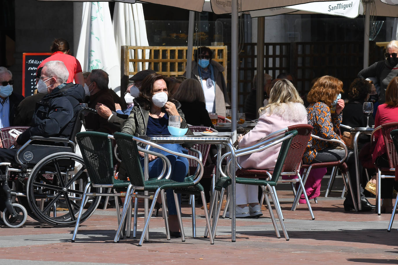 Las terrazas de los establecimientos de la Plaza Mayor y Portugalete rebosaban de clientes gracias al buen tiempo. 
