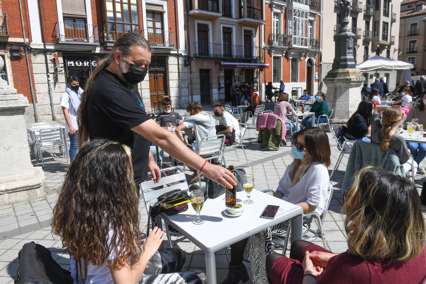 Las terrazas de los establecimientos de la Plaza Mayor y Portugalete rebosaban de clientes gracias al buen tiempo. 