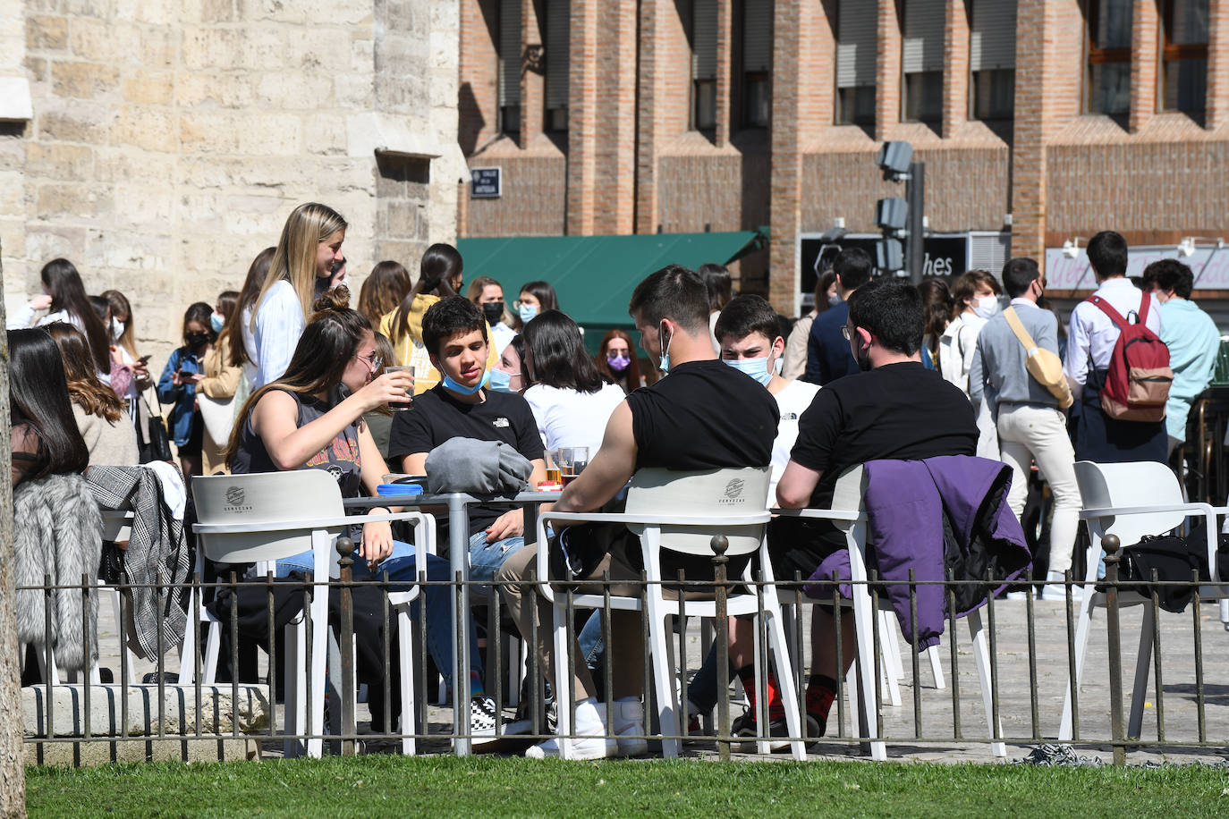 Las terrazas de los establecimientos de la Plaza Mayor y Portugalete rebosaban de clientes gracias al buen tiempo. 