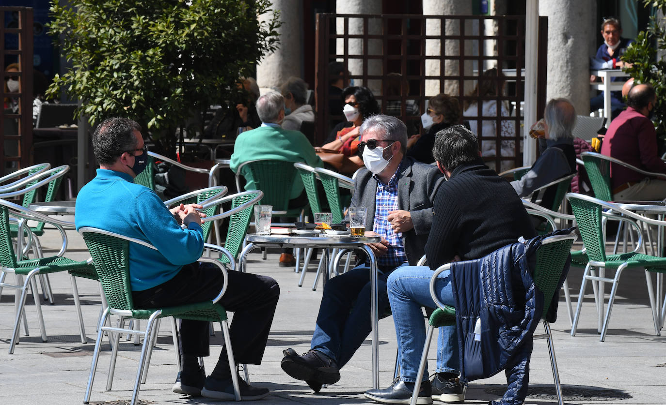 Las terrazas de los establecimientos de la Plaza Mayor y Portugalete rebosaban de clientes gracias al buen tiempo. 