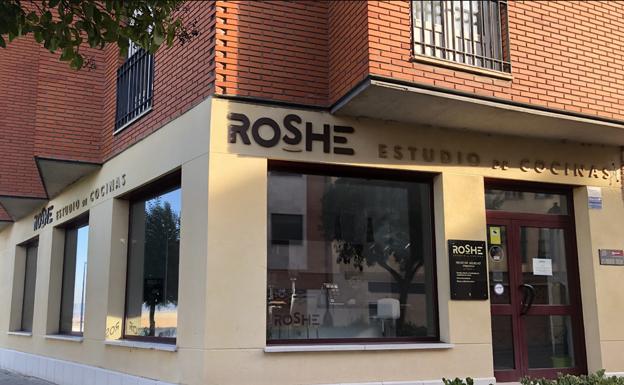 Entrada a Roshe Estudio de Cocinas, en Tordesillas. 