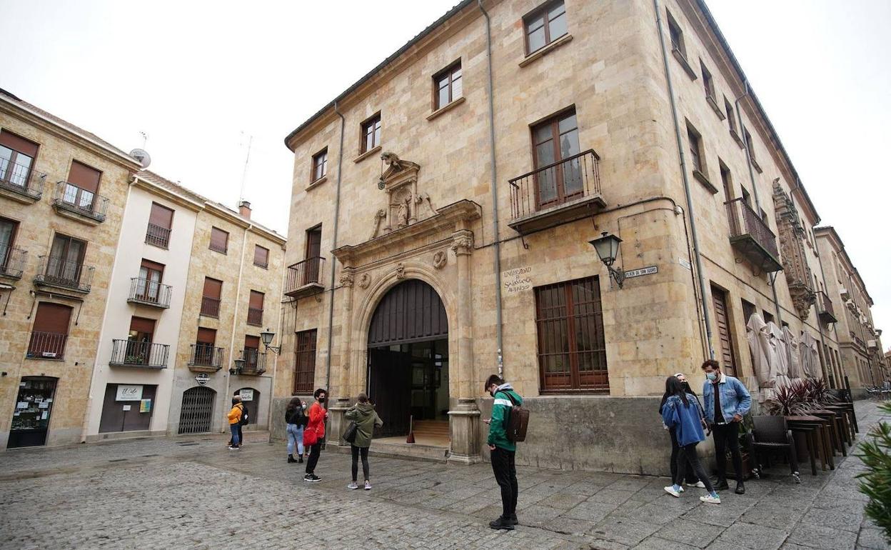 Estudiantes en las puertas de la Facultad de Traducción.