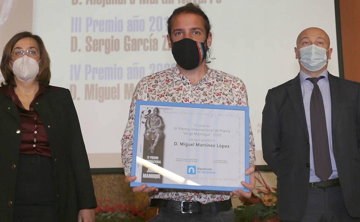 Miguel Martínez, con el IV premio internacional de poesía Jorge Manrique..