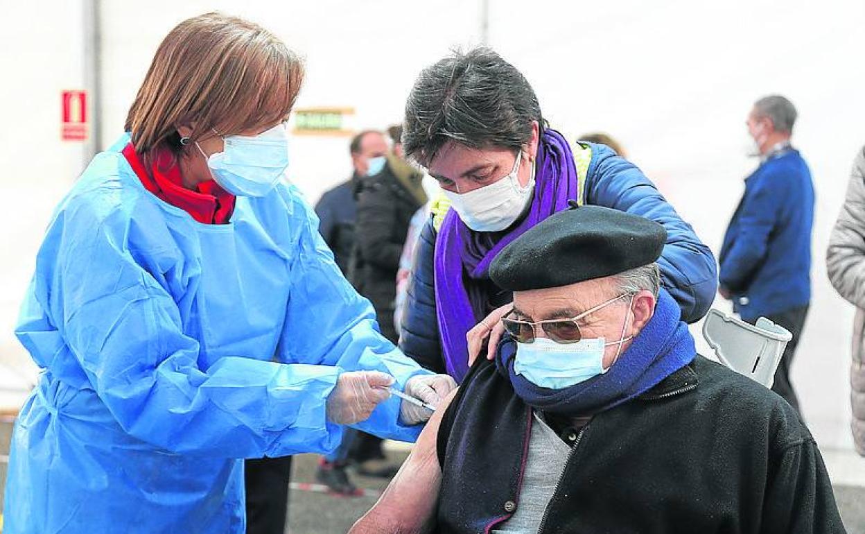 Vacunación de mayores de 85 años, ayer en La Puebla.