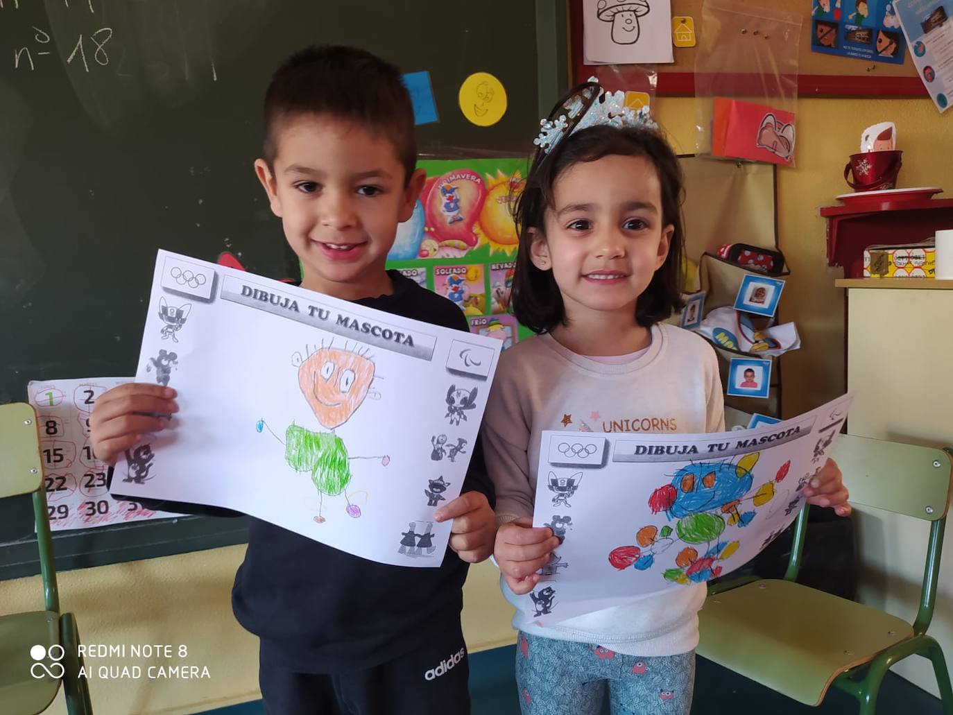 Dos de los alumnos participantes muestra sus trabajos.