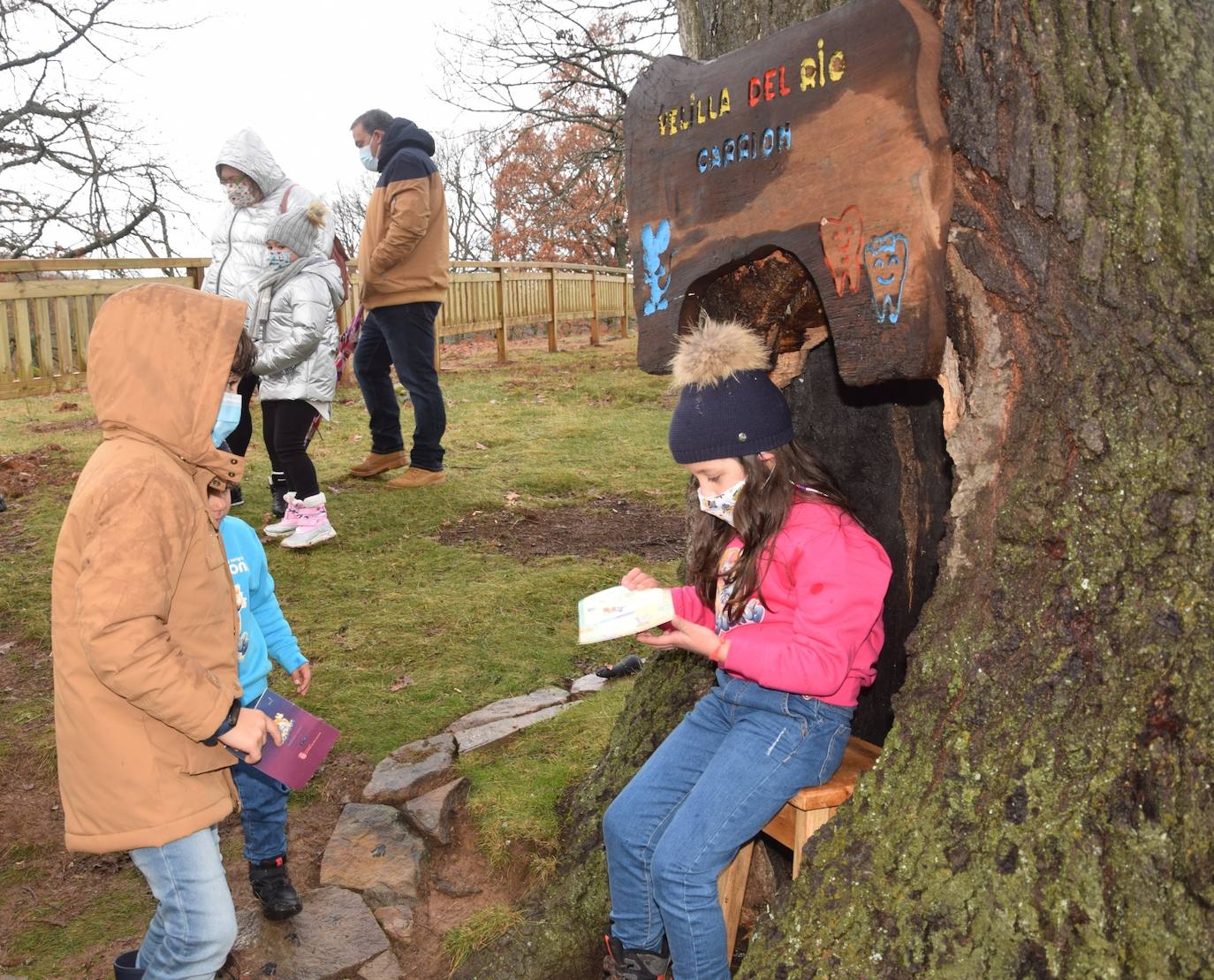 Varios niños en la Ruta de tus Sueños. 
