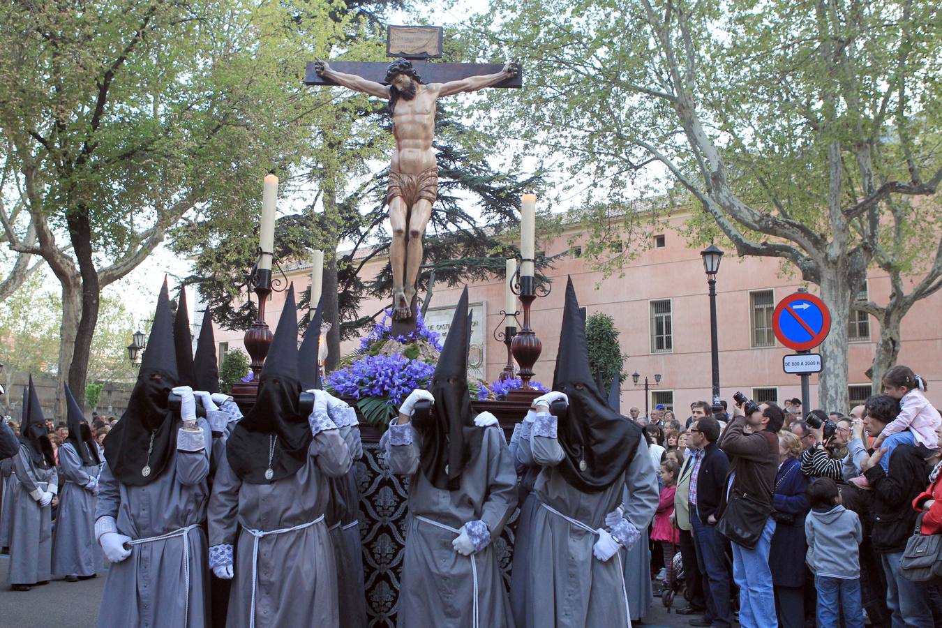 2011. Los cofrades de la Sagrada Pasión portan a hombros al Cristo de las Cinco Llagas.