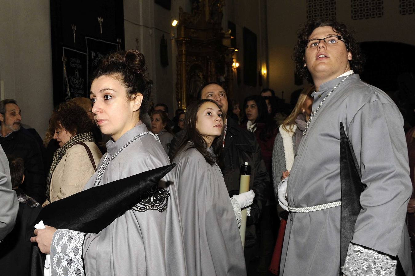 2013. Cofrades de la Sagrada Pasión en el interior de la iglesia de San Quirce, tras la cancelación de la procesión por la lluvia.