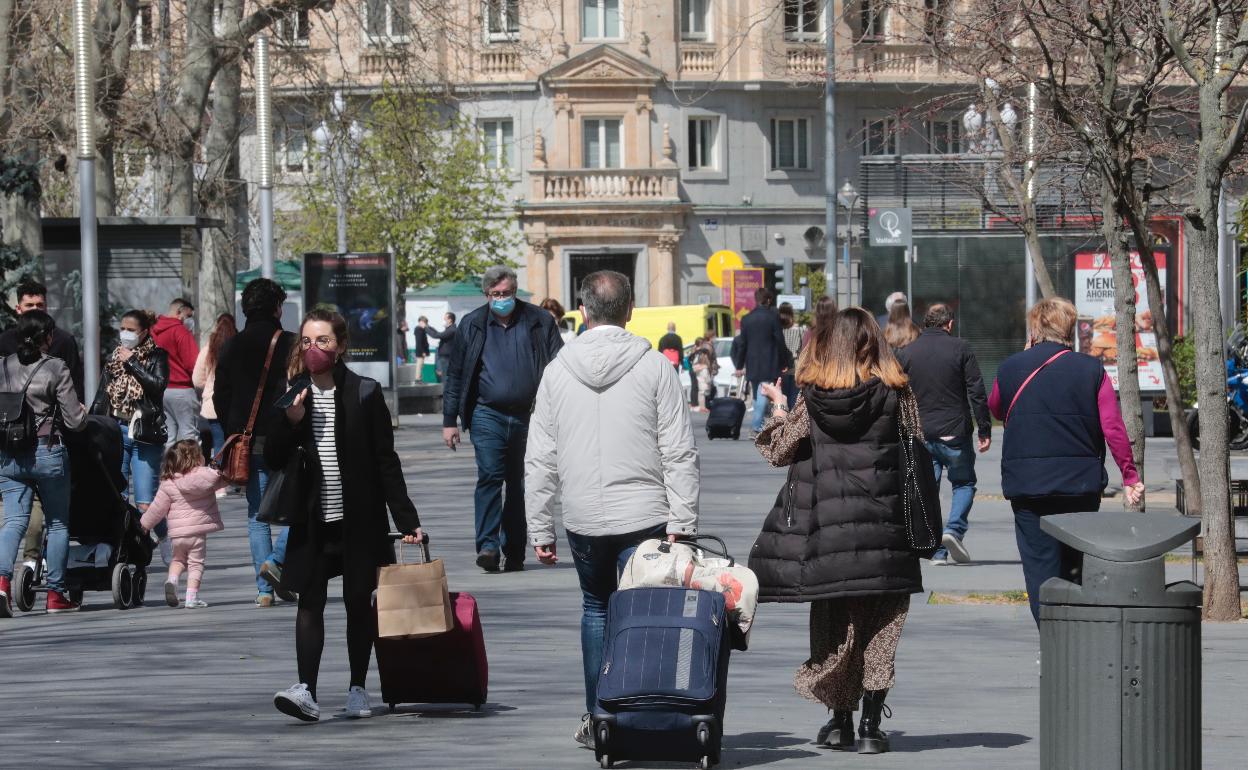 Viandantes y viajeros, en las inmediaciones de la estación de trenes de Valladolid, esta semana.