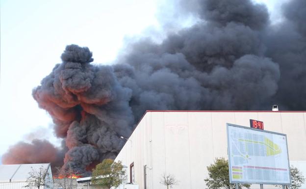 Intenso humo negro del incendio de este viernes en Hera Holding.