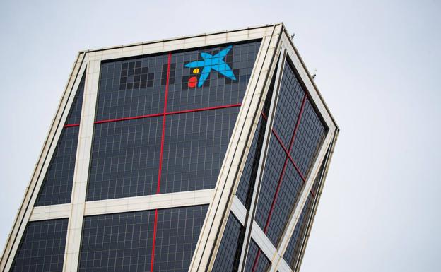 La estrella de CaixaBank ya luce en las principales sedes de Bankia