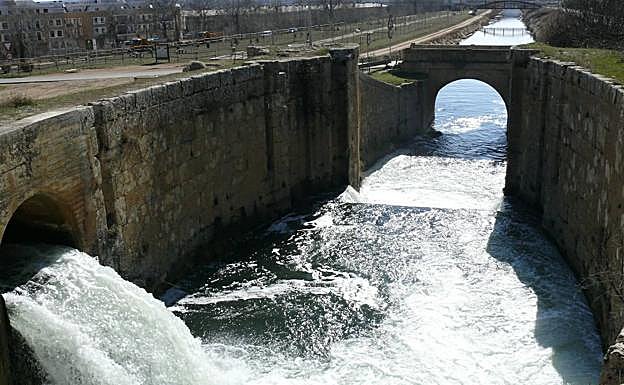Canal de Castilla a su paso por Grijota. 