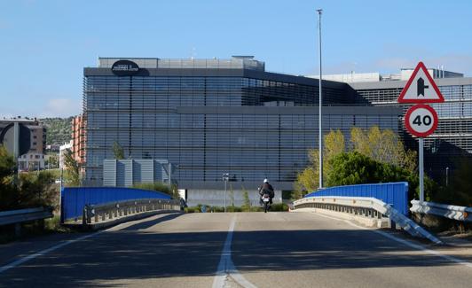 Edificio que alberga al ICE y departamentos de Economía y Hacienda en Arroyo, conocido como la Perla Negra.