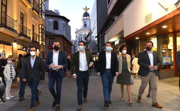 Conrado Iscar, de chaquetal azul, acompañado, por otros representantes del PP, incluido el presidente de la Junta, Alfonso Fernández Mañueco, en la calle Santiago de Valladolid, poco antes del Congreso. 