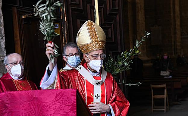 El cardenal y arzobispo, Ricardo Blázquez, durante la bendión de las palmas. 
