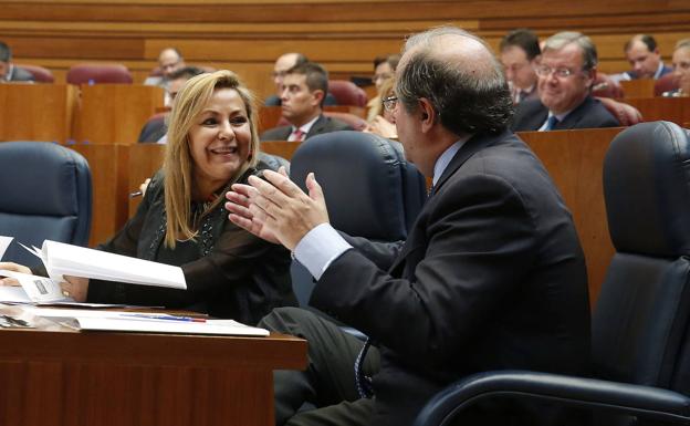 Rosa Valdeón recibe el aplauso de Juan Vicente Herrera cuando ambos ocupaban el banco azul en las Cortes regionales.