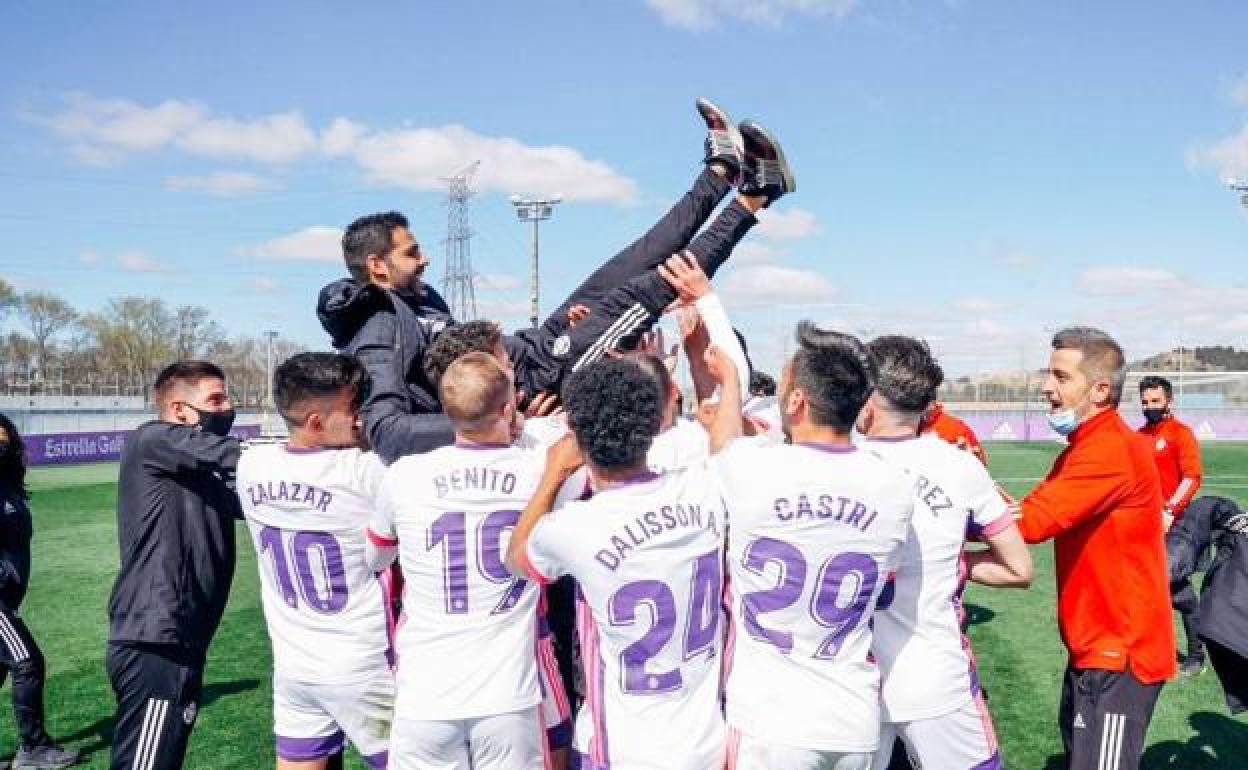 Los jugadores mantean a su técnico, Javi Baraja, tras la clasificación. 