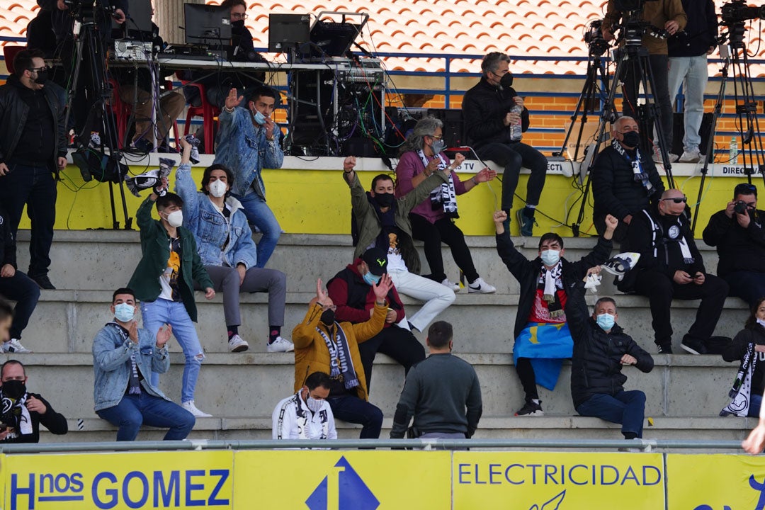 La afición arropó a Unionistas dentro y fuera del campo