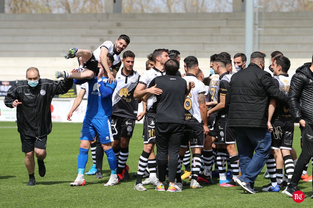 Los jugadores de Unionistas celebran la clasificación para la 1ª RFEF