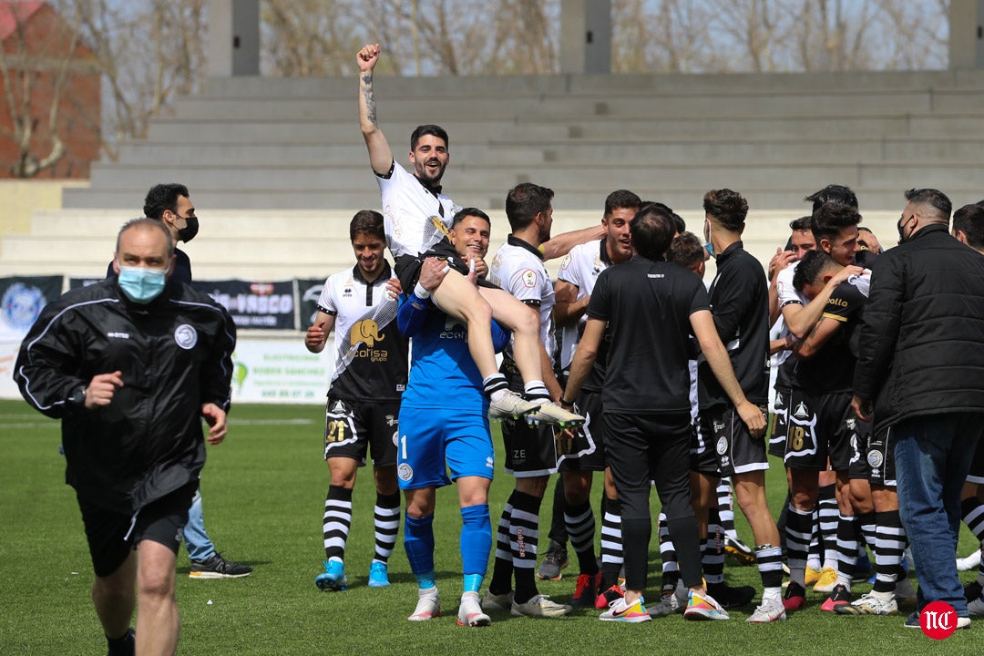 Los jugadores de Unionistas celebran la clasificación para la 1ª RFEF