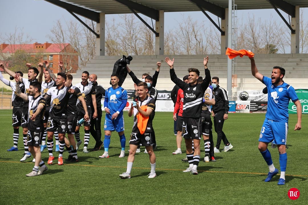 Los jugadores de Unionistas celebran la clasificación para la 1ª RFEF