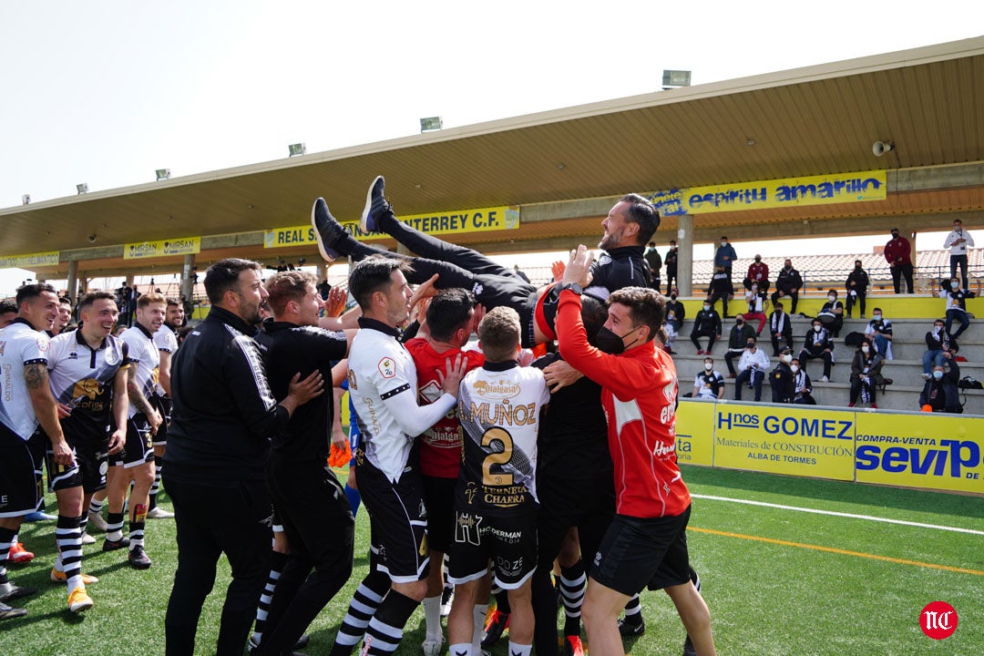 Los jugadores de Unionistas celebran la clasificación para la 1ª RFEF