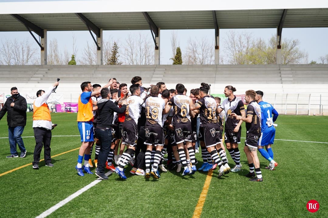 Los jugadores de Unionistas celebran la clasificación para la 1ª RFEF