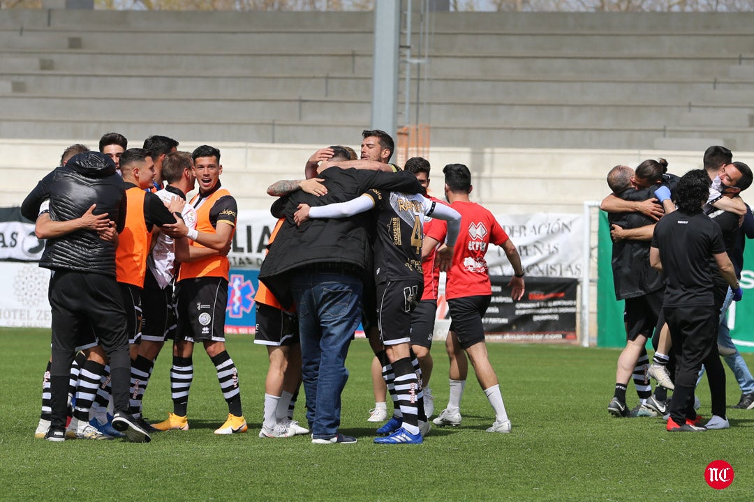 Los jugadores de Unionistas celebran la clasificación para la 1ª RFEF
