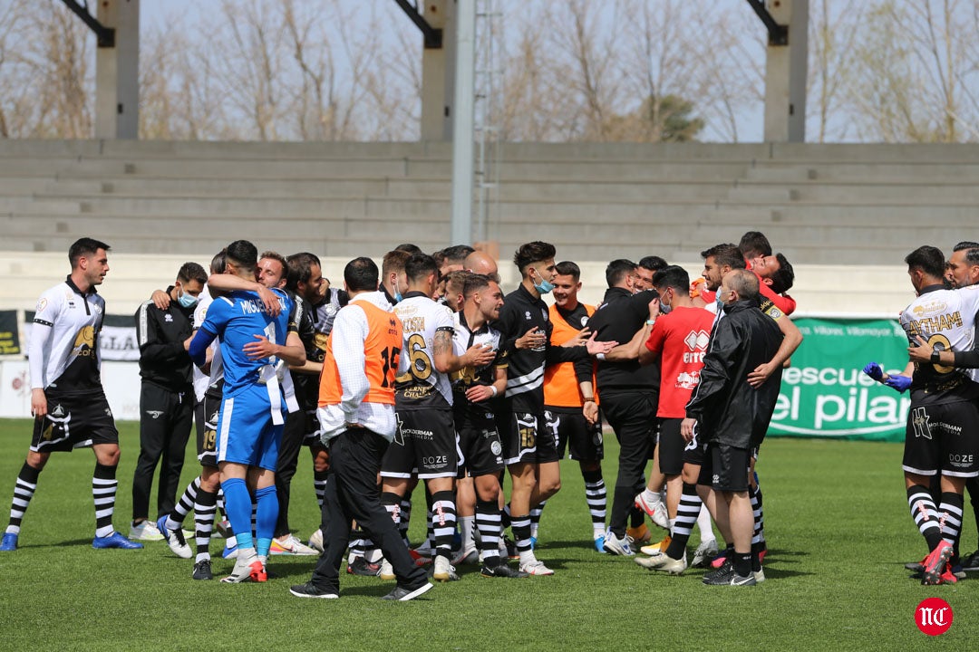 Los jugadores de Unionistas celebran la clasificación para la 1ª RFEF
