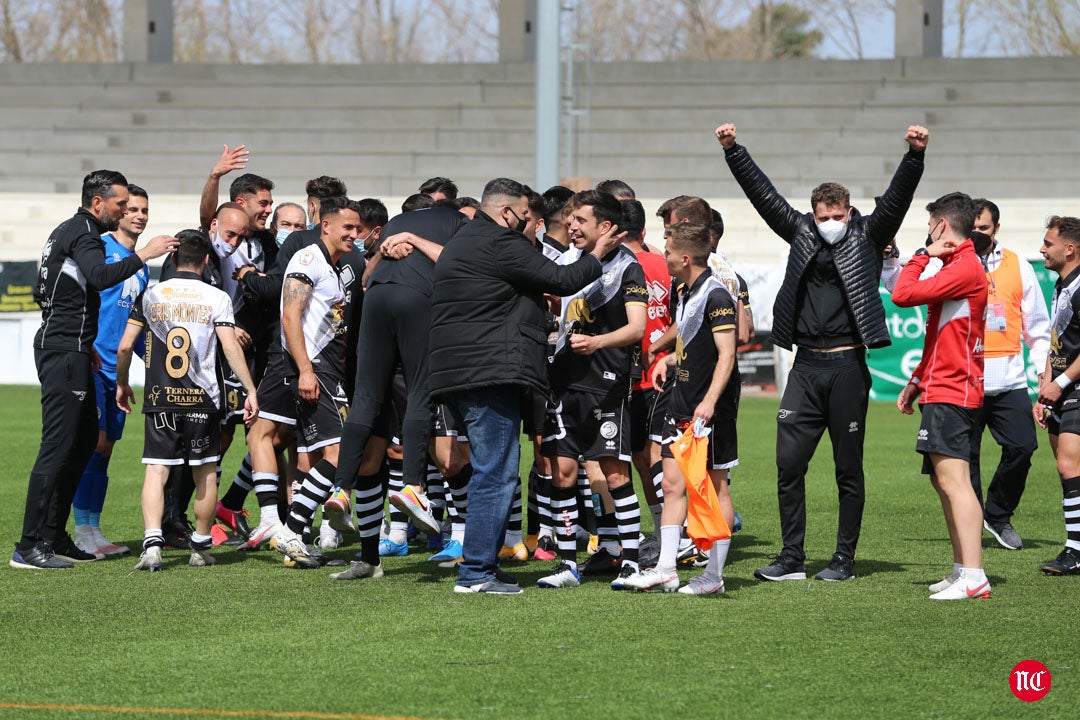 Los jugadores de Unionistas celebran la clasificación para la 1ª RFEF