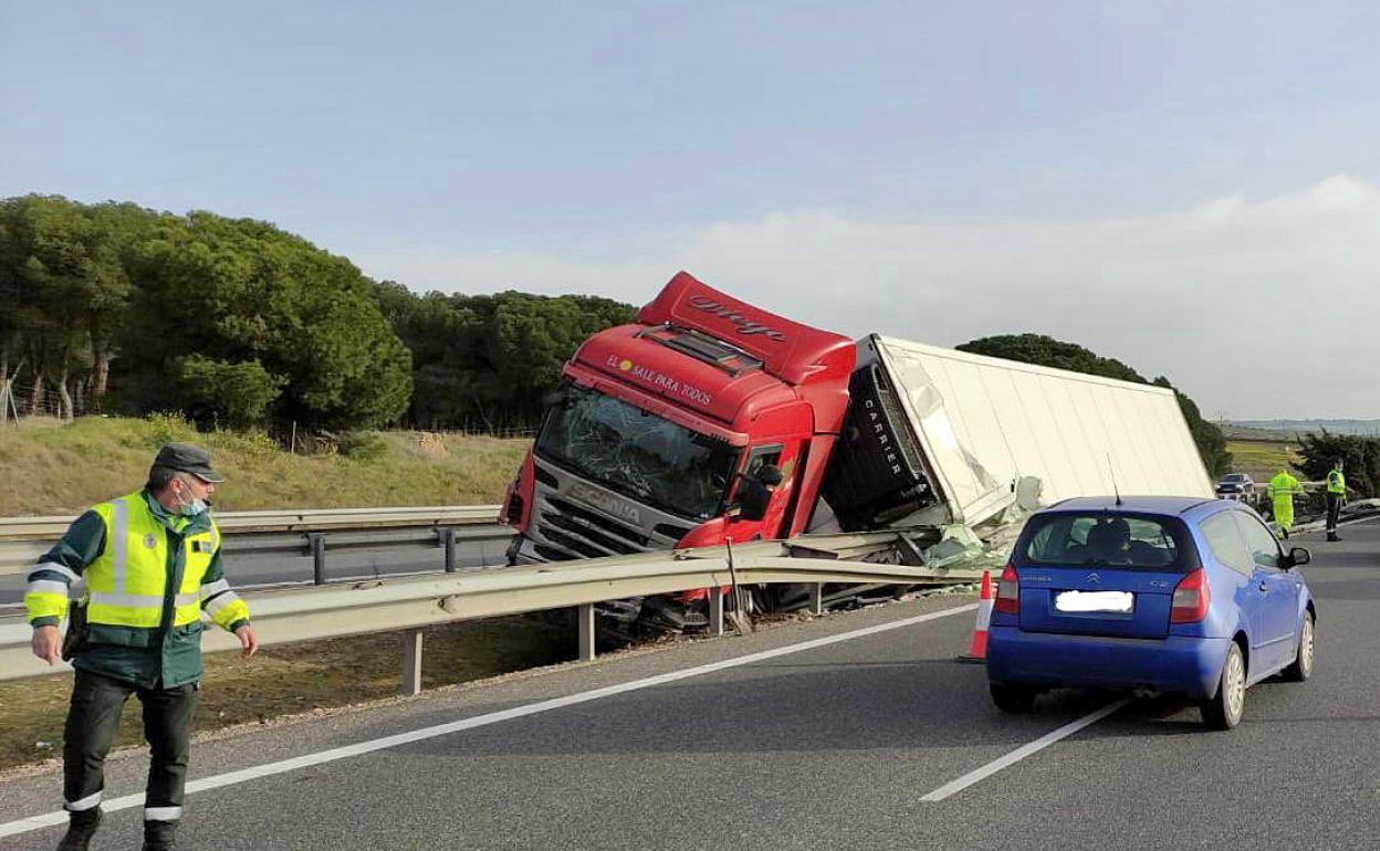 Camión accidentado en la A-62.