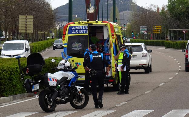 Intervención policial en el lugar del atropello a un niño junto a Vallsur.