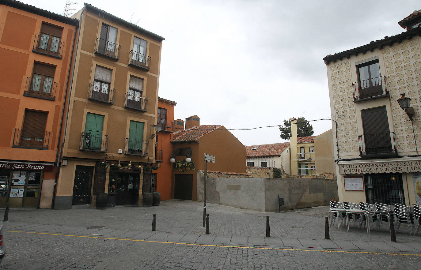 Sancionan a un bar de la plaza de la Rubia con 42 personas en su terraza sin la distancia mínima entre mesas