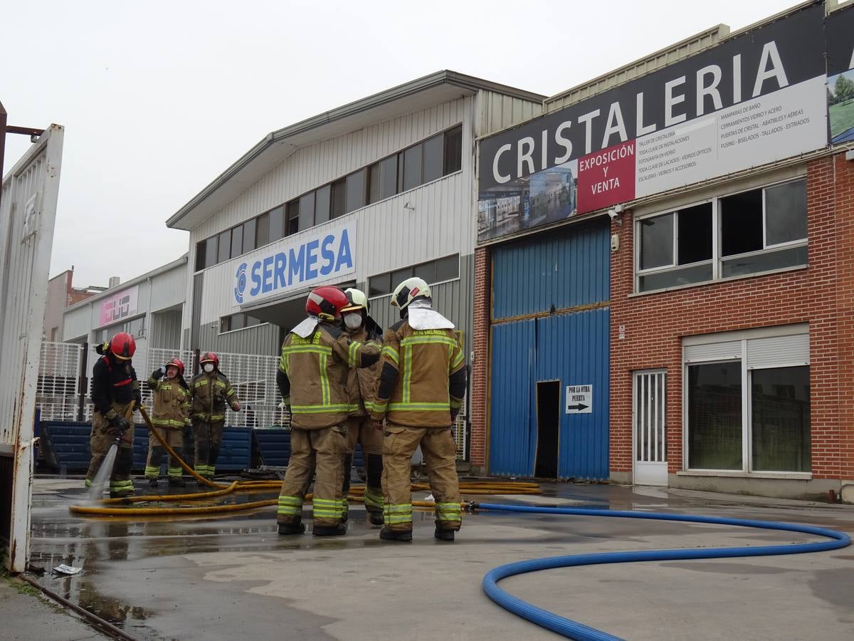 Fotos: Incendio en una cristalería del polígono de San Cristóbal de Valladolid
