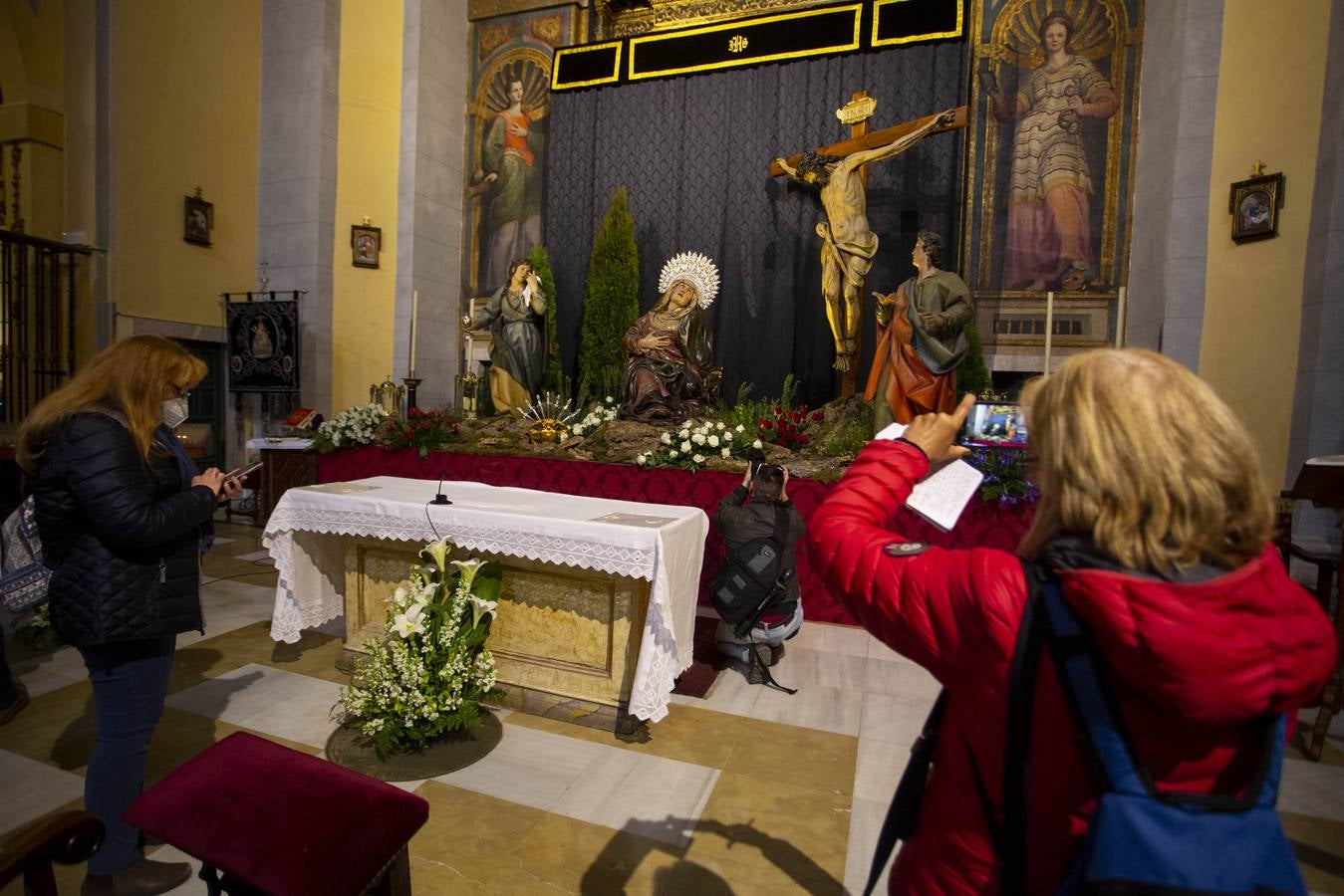 Fotos: De procesión por las iglesias de Valladolid