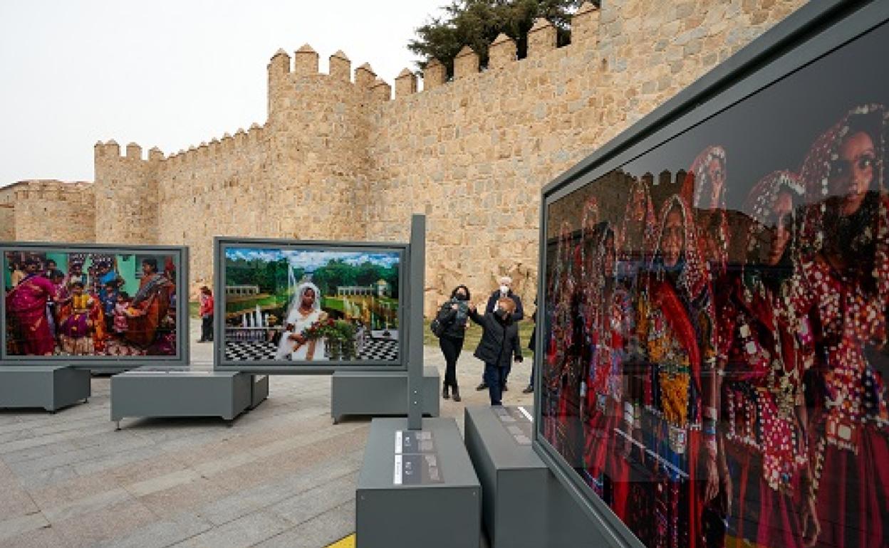 La fotógrafa Cristina García Rodero, Premio Nacional de Fotografía en 1996 y miembro de la agencia Magnum, durante la inauguración de la exposición 'Tierra de sueños', hoy en el Paseo del Rastro junto a la muralla de Ávila 