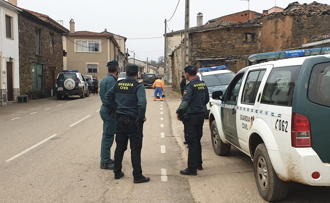 Efectivos de la Guardia Civil en Figueruela de Arriba.