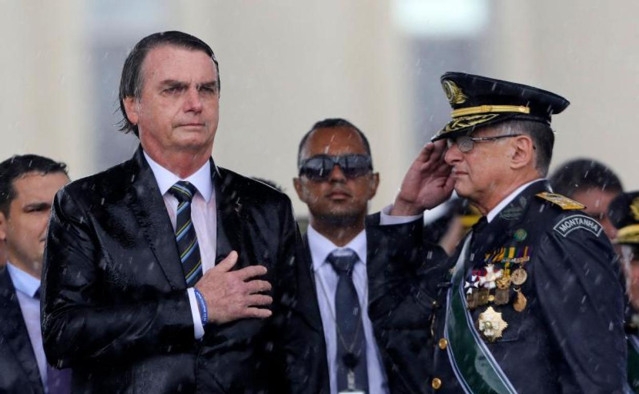 Bolsonaro, junto al general Edson Pujol en un acto en abril del año pasado. 