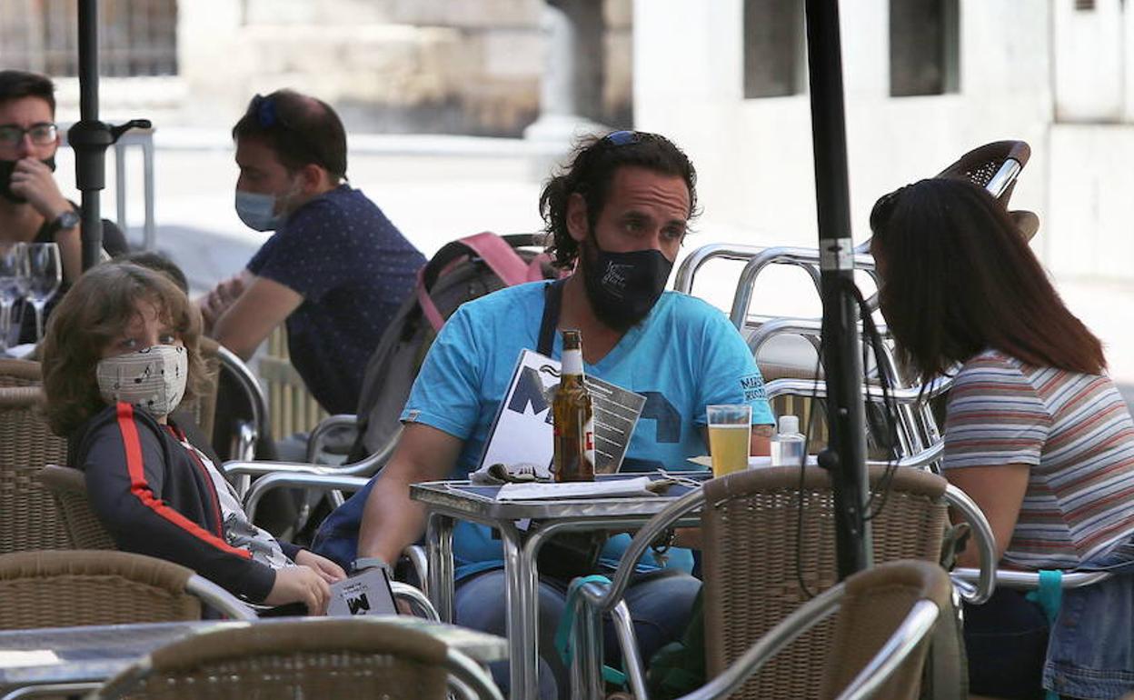 Personas en una terraza de Palencia. 